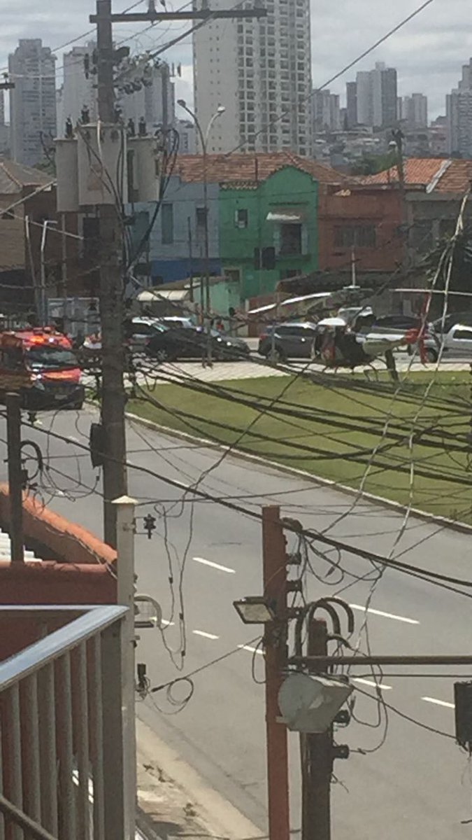 radiobandnewsfm's tweet photo. #SP: Bombeiros atendem ocorrência em uma agência bancária onde ar condicionado explodiu e deixou um funcionário com a perna amputada. https://t.co/fXD8CKqmmO