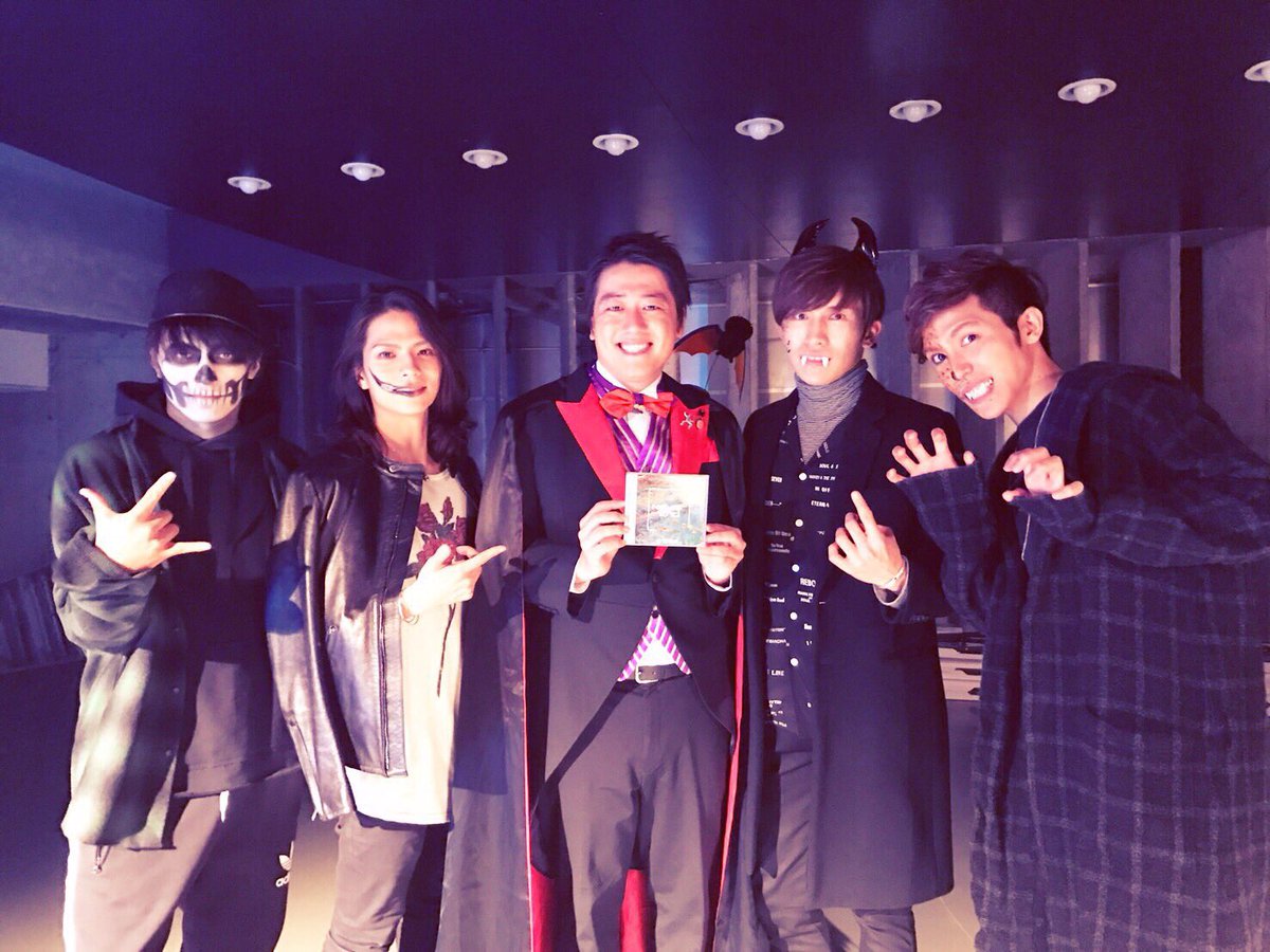 TBG_account's tweet photo. 本日共演させて頂いたアルスマグナさんと安村アナウンサーさんとお写真を撮らせて頂きました！
ありがとうございました！/STAFF

#ビートガーデン
#日テレハロウィン
#渋谷ハロウィン https://t.co/d0rJePsX8c