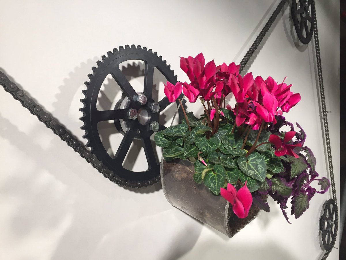masi_mohammadi's tweet photo. Natuur als inspiratiebron voor t #ZelfstandigWonen! Onze #EatbareWand trok veel aandacht bij #DDW2016 @LectoraatAiH @HANEngineer @HANnl https://t.co/gNI3WPccZl