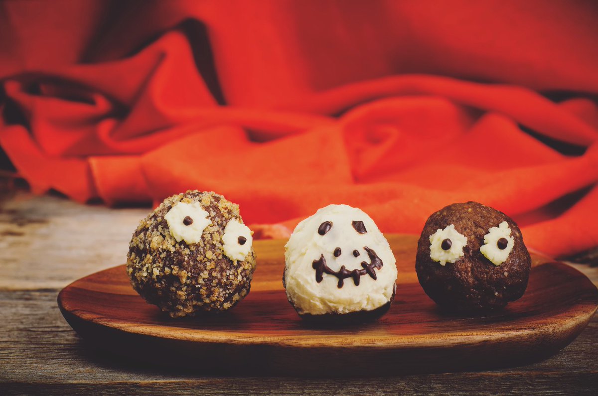 Piccoli tartufi mostruosamente buoni! Scopri la #ricetta di #Halloween con Imetec #Cukò 👻 cuko.imetec.com/blog/ricette/p…