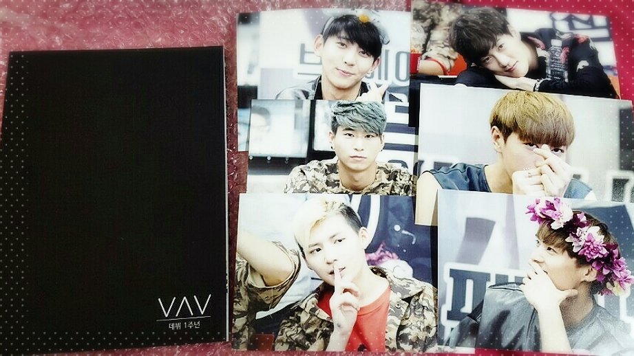 MyLovelyBaron's tweet photo. VAV 데뷔 1주년 축하합니다~!♡ 언제나 응원할게요~ 💪💪💪💪 포토북 & 사진 세트 만들었다! 그리고 카페 진동벨 광고를 진행했다! 항상 고맙고 사랑해요~♡
#VAV #브이에이브이 #1YearWithVAV #VAV데뷔1주년 @VAV_official https://t.co/r4YHAPWaqp