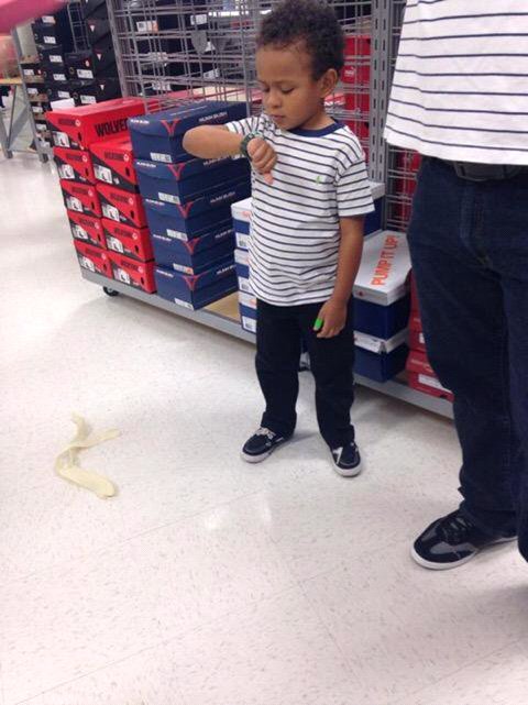 UmGean's tweet image. quando vc ta em algum lugar com a sua mãe e ela para pra conversar com alguém
 #DomingoDetremuraSDV