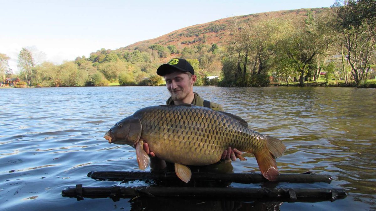 ReeceCarpHunter's tweet photo. Managed to win a comp with 20 minutes left to go with this huge common 39lb 8oz @RidgeMonkey hat as always bringing me good luck on the bank https://t.co/TagAiMTdBK