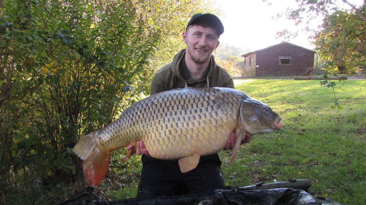 ReeceCarpHunter's tweet photo. Managed to win a comp with 20 minutes left to go with this huge common 39lb 8oz @RidgeMonkey hat as always bringing me good luck on the bank https://t.co/TagAiMTdBK
