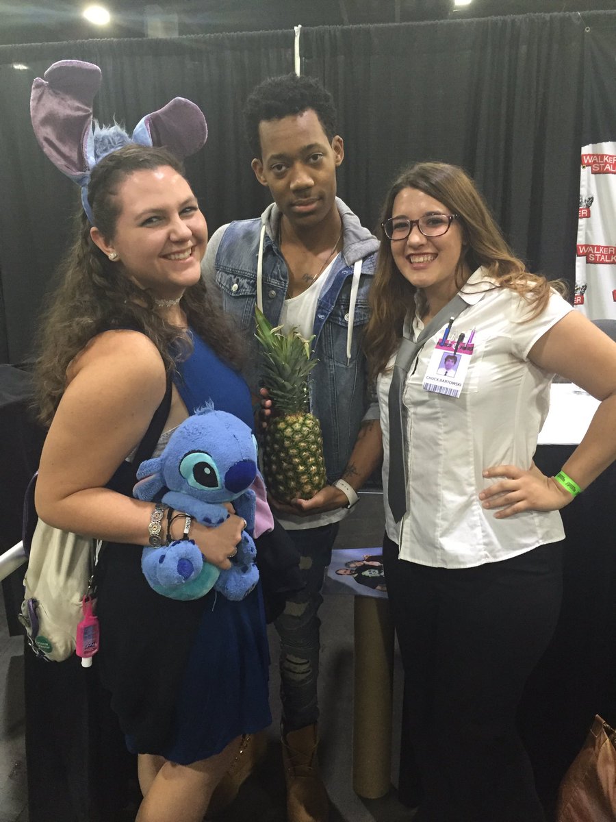 KMyrnae's tweet photo. Met @TylerJamesWill at #WSCATL while dressed as Chuck! #SaveChuckAgain #pineapple @ZacharyLevi @netflix https://t.co/CpHRL3Iozr