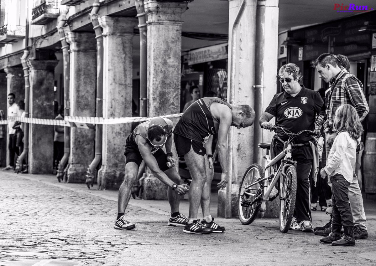 posonty's tweet photo. ¡¡Un #runner jamás dejaría que su compañero se rinda, hará lo imposible para que siga!!
"Retroceder nunca, rendirse jamás" #MaratonAlcala https://t.co/APF3U3ct0n