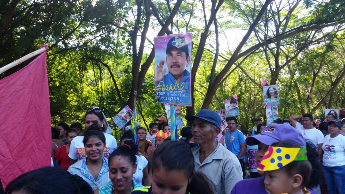 jpmasespanol's tweet photo. Familias de Yalagüina respaldan el proyecto Cristiano, Socialista y Solidario ratifican su compromiso con #DanielyRosario2016 https://t.co/VX8XESNgTV