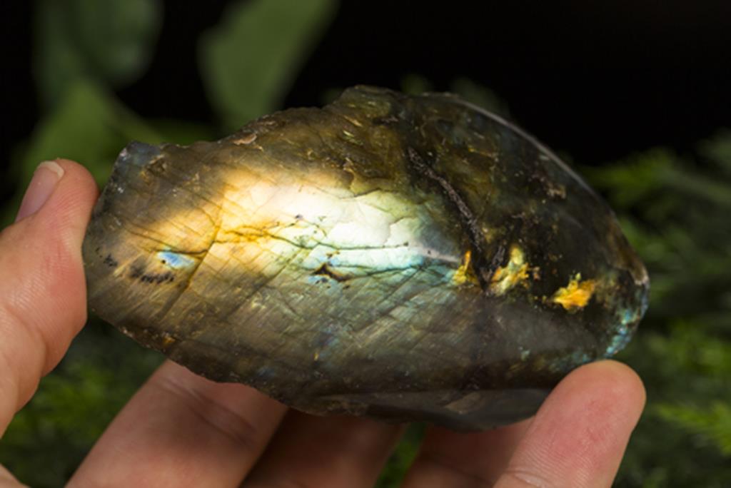 Amethyastore's tweet photo. Labradorite, shows a very positive and powerful resonance that can be used to bring amazing changes to your life. #labradorite #crystal https://t.co/ssPmIU72AR
