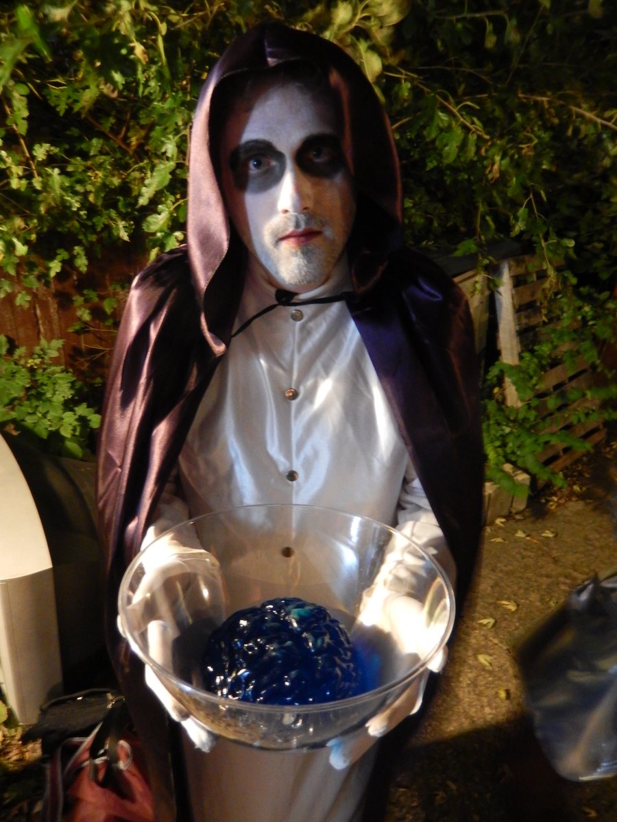 mrjimoleary's tweet photo. "My race is pacifist and does not believe in war. We only kill out of personal spite." Had fun with my @MST3K costume #brainguy @BillCorbett https://t.co/aA1zkAM1F9