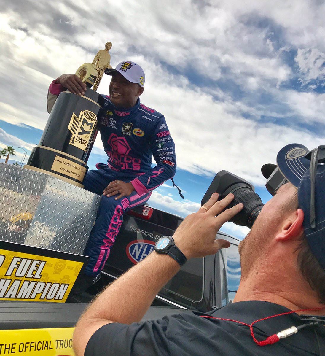 MeganFessSchu's tweet photo. Meet your 2016 Top Fuel champ!!🎖🏆 #Champtron #NHRAonFOX #NHRAVegas @AntronBrown @matcotools https://t.co/uQIdd7cP2H