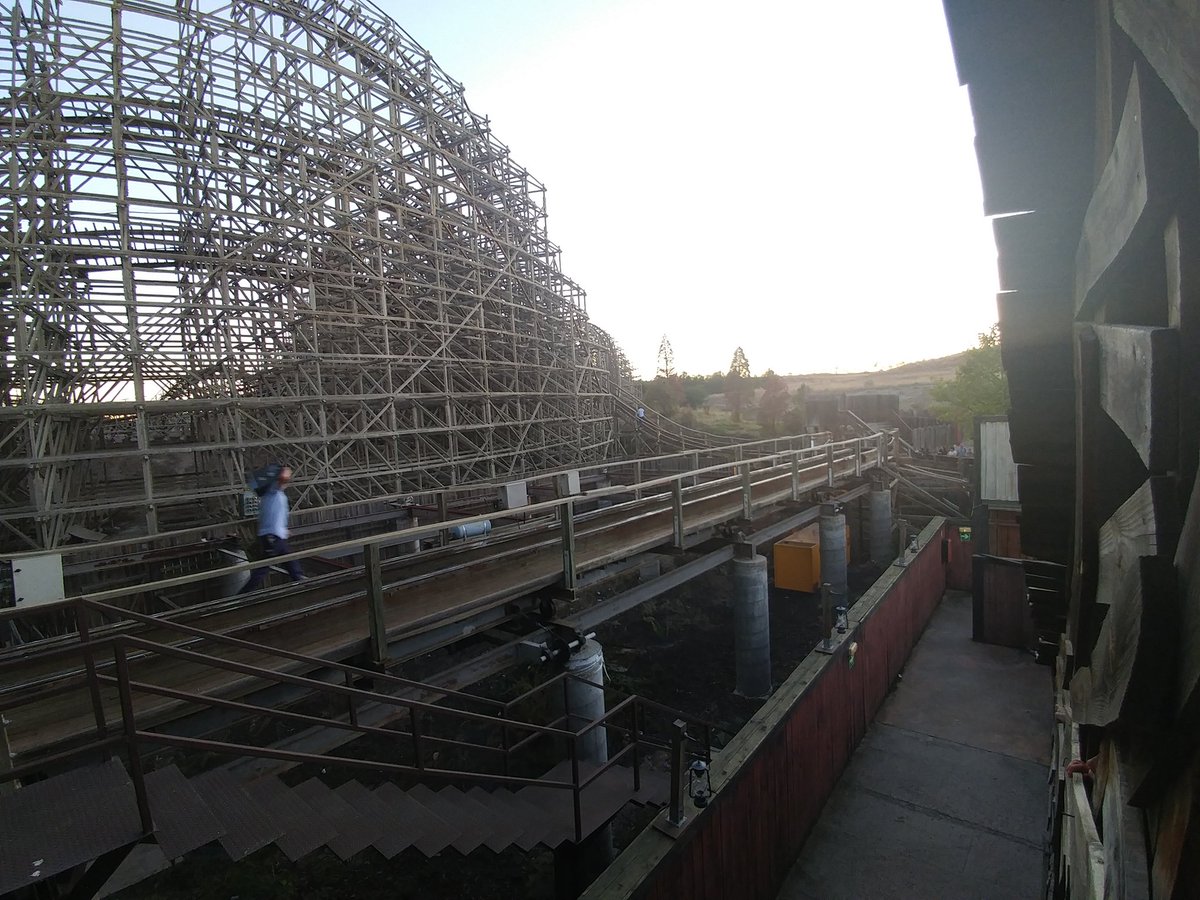 prevgar's tweet photo. #warnermadrid se ha quedado atascado en la montaña rusa un vagón lleno de pasajeros #desastre https://t.co/Thq4bDIa4X