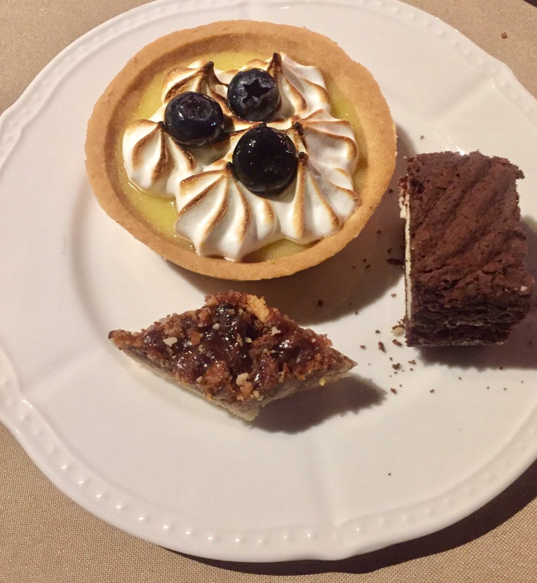 vanessamusi's tweet photo. A highlight of yesterday's amazing #liptoncheffest was @bitterchickchef pecan praline bars!! OMG! Would ❤️ the recipe :) 2 die 4 https://t.co/OC5R1PNgf1