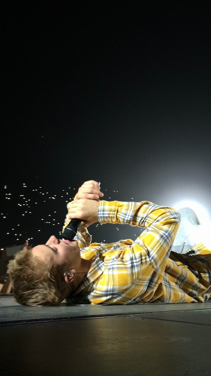 triviajustin's tweet photo. I need to be this close #EMABiggestFansJustinBieber https://t.co/0ADdVqYgbn