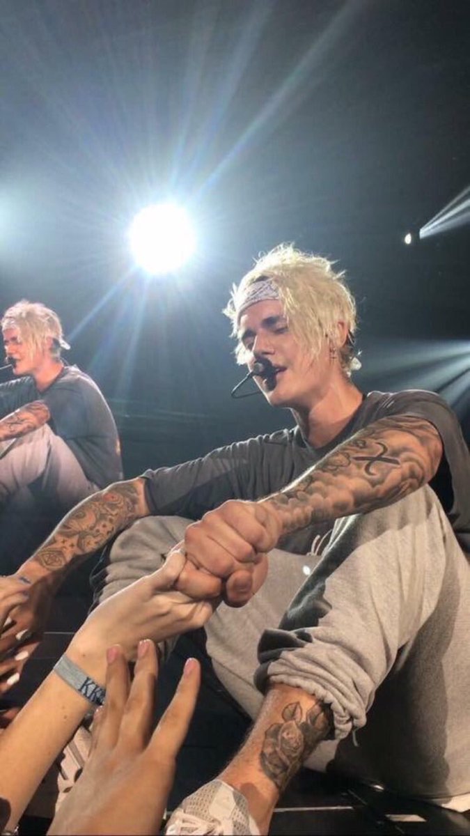 triviajustin's tweet photo. I need to be this close #EMABiggestFansJustinBieber https://t.co/0ADdVqYgbn