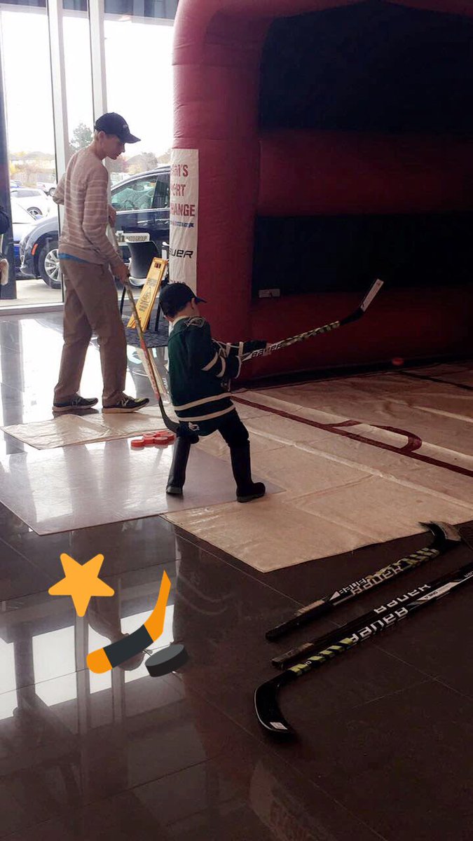 Check out that #slapshot! ✨🏒 <a href="/MercedesBenz/">Mercedes-Benz</a> is holding a #FallFanFest for your #LondonKnights <a href="/GoLondonKnights/">London Knights</a> 😎