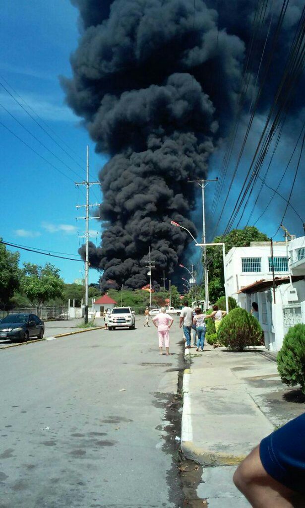 botellazo's tweet photo. Laguna 2 del Chaure se incendió. Pone en peligro refinería de Guaraguao. Desidia revolucionaria... En desarrollo https://t.co/8zgty3dg2V