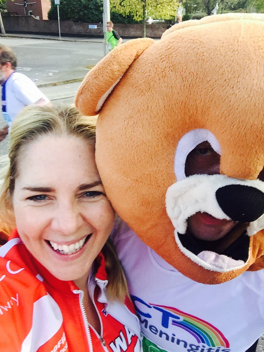JoanneMurphy_'s tweet photo. Never miss an opportunity for a #bearhug with @Canteenrun well done today!! #dcm16 https://t.co/N0t7JngAtC