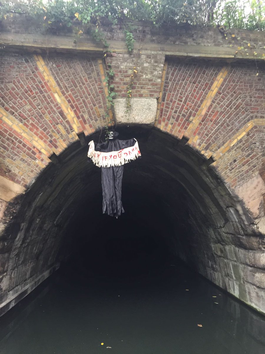 thebikelog's tweet photo. #spooky Sunday on the canal. #boatlife #narrowboatlife #halloween https://t.co/rOzxMvpYx8