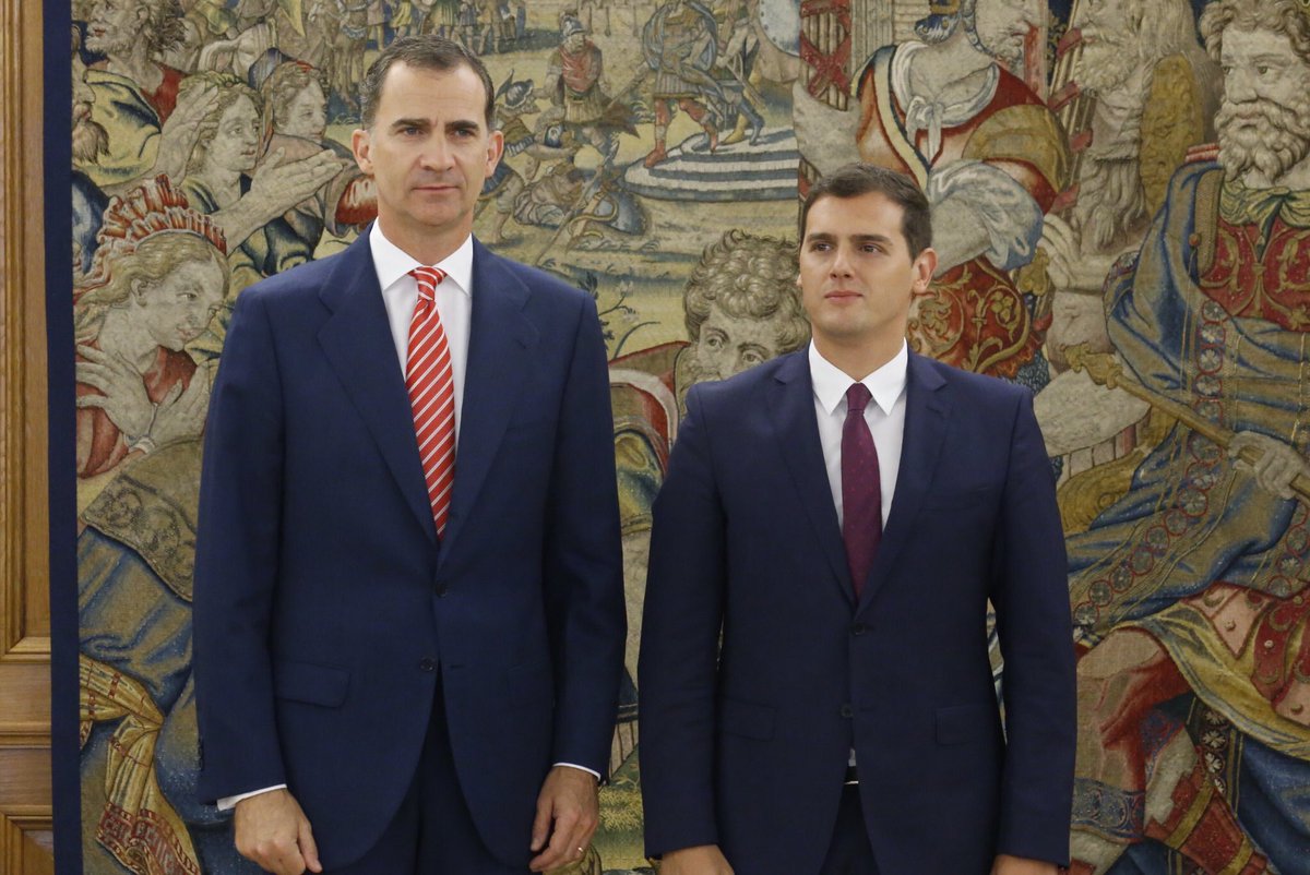 Juristanloqcido's tweet photo. Cuando estudias Derecho y estás muy nervioso porque sales en una foto con un jurista de reconocido prestigio. https://t.co/cY92d2Fx92