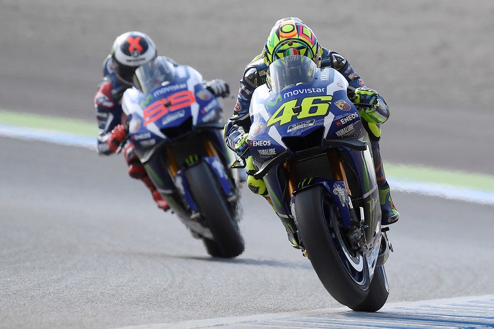 GoCoches's tweet photo. El último baile entre Rossi y Lorenzo se lo lleva Valentino https://t.co/5R7BdcKZeT https://t.co/12wQbDZIPj