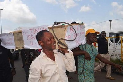 PDP supporters in Ondo State yesterday carried coffins of Jimoh Ibrahim and Justice Okon Abang as part of protest against the removal of Eyitayo Jegede