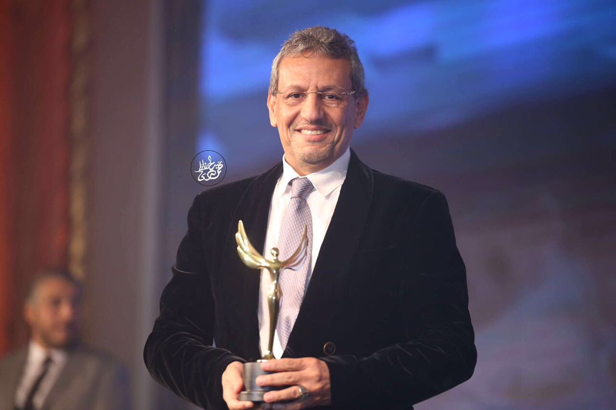 BedayaTv's tweet photo. الشيخ:عبدالعزيز العريفي مالك القناة لحظة استلام درع افضل قناة عربية وخليجيا وأفضل برنامج #زد_رصيدك15 في مهرجان الفضائيات العربية https://t.co/0K7kEoTP88