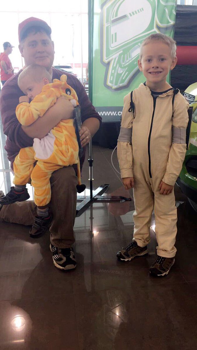 So much cuteness at #FanFallFest! Kids 12 years or younger dressed in Halloween costumes are entered to WIN a candy basket!@MercedesBenzLDN🎃