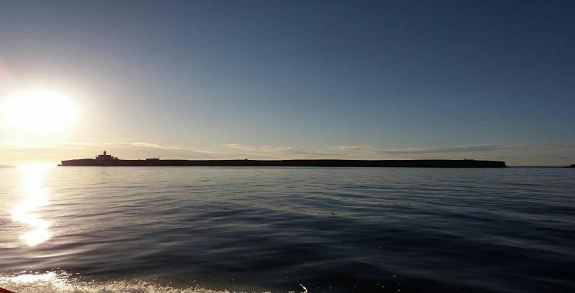 salvamentogob's tweet image. Ni submarino ni monstruo marino. Es un regalo de la salvamar Denébola: La famosa isla de Alborán, al anochecer y en calma. #FelizDomingo.