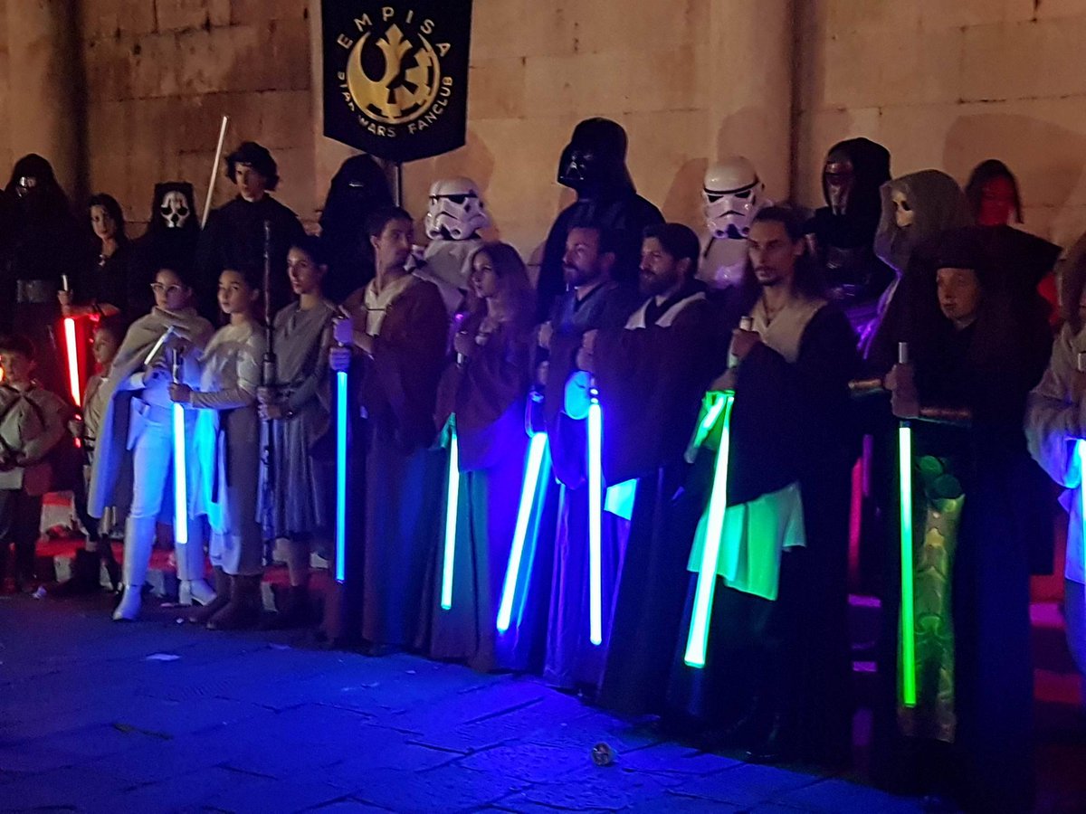 sugarpulp's tweet photo. #Jedi ne abbiamo? #LuccaCG16 #StarWars #Lighstaber https://t.co/3iYkOgQLne