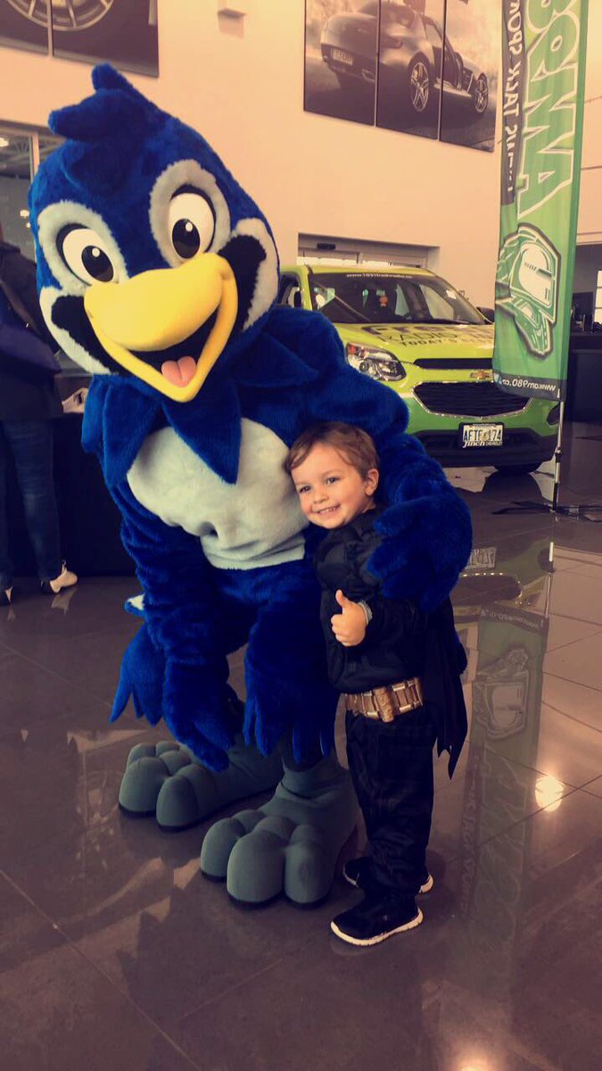 .<a href="/1031FreshRadio/">1031 Fresh Radio</a> Finchy from Finch Autogroup has some fans 👍🏼 Dress your kids up &amp; join @MercedesBenzLDN for #FallFanFest <a href="/GoLondonKnights/">London Knights</a> 🎃