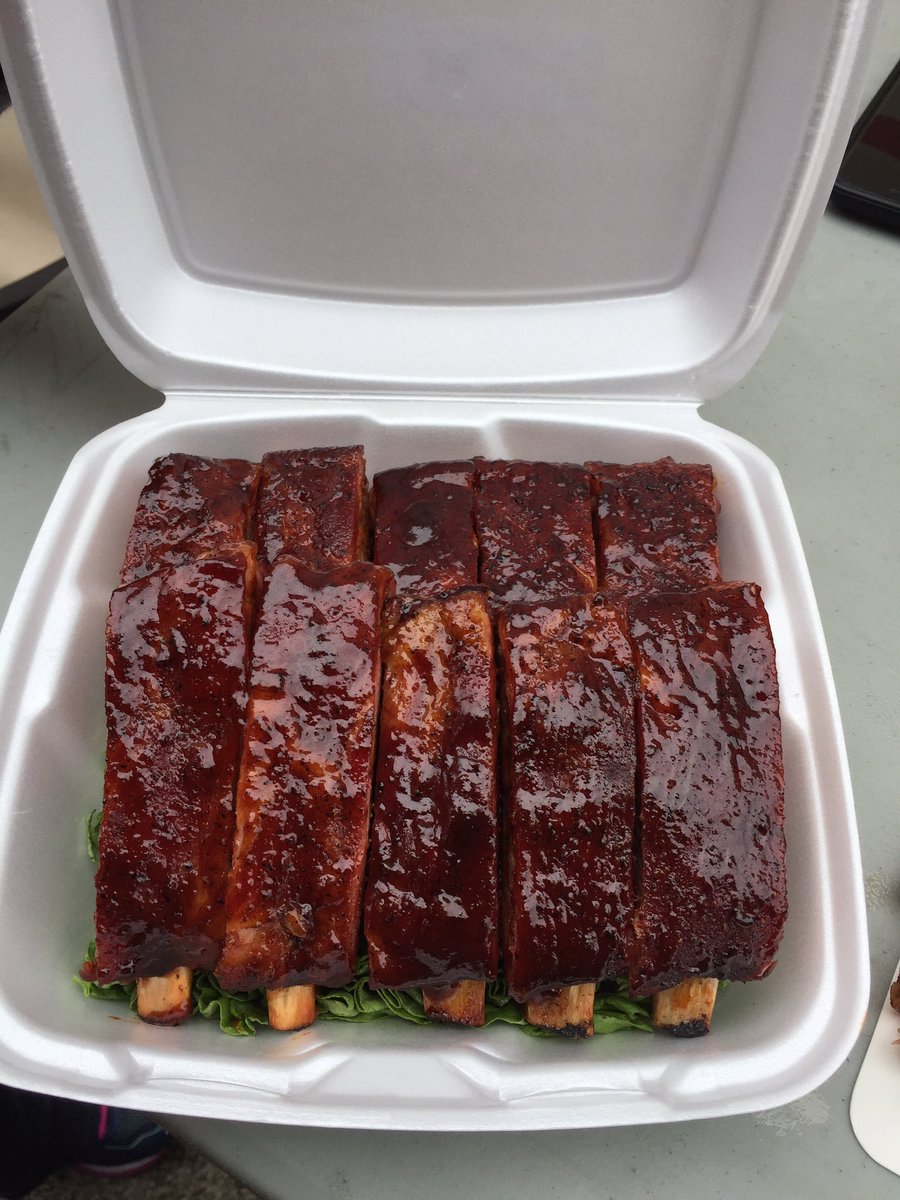 ThisButtsForYou's tweet photo. A full box of ribs #AR2016BBQ #TheRoyal #ThisButtsForYou https://t.co/7oxu0EqIgH