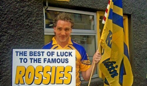 bluecornerfight's tweet photo. @emmetrock76 got hair done especially to show his support for all the Rossies fightin in @RadissonGalway  Nov 12th #bluecornerfightnight https://t.co/bfzp0hLPvI