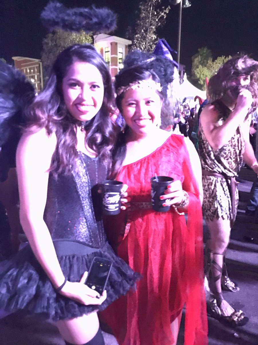 pattyguevara's tweet photo. Black Angel and Ruby Goddess #Halloween2016 #MonsterBash2016 @juvikaye https://t.co/MYt3IuWNJt
