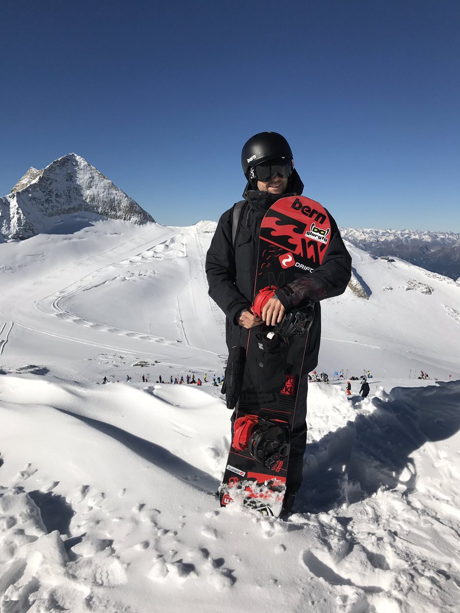 bhinterberger's tweet photo. Snowboard Season started 👌🏻#snowboarding #zillertal #bluebird https://t.co/L2YVPFOXot