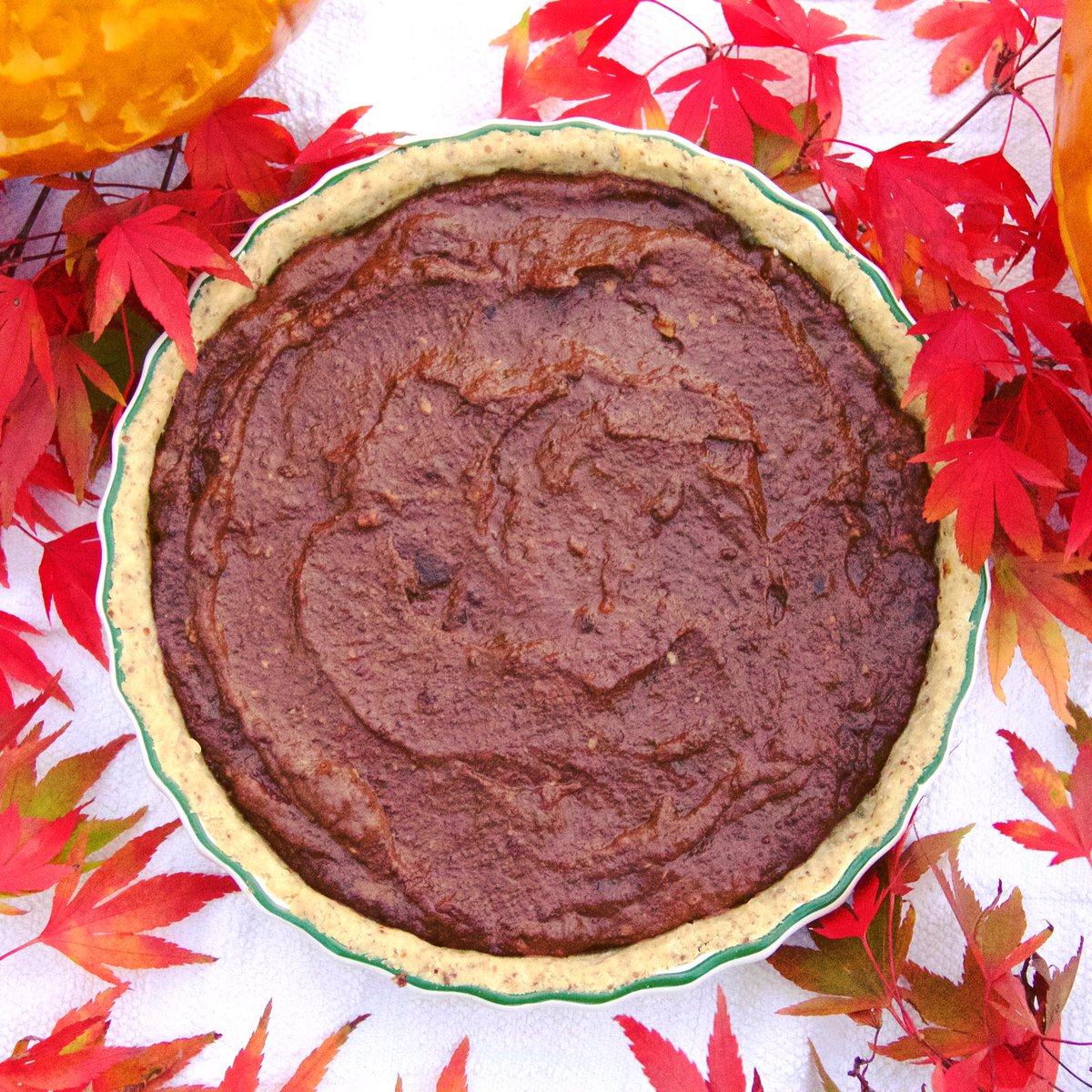 goodflaura's tweet photo. CHOCOLATE BROWNIE &amp; PUMPKIN PIE 🎃😋🍫 #halloweekend #creepinitreal #bowdownwitches https://t.co/90HHsH5WsP