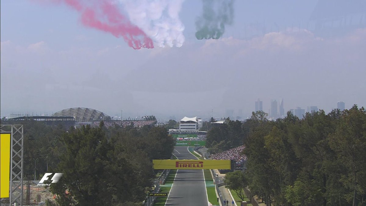 richardequick's tweet image. I think the Mexican Air Force could do with some lessons from the red arrows 😂 #notlevel #badlypositioned #f1 

Picture from FOM tweet.