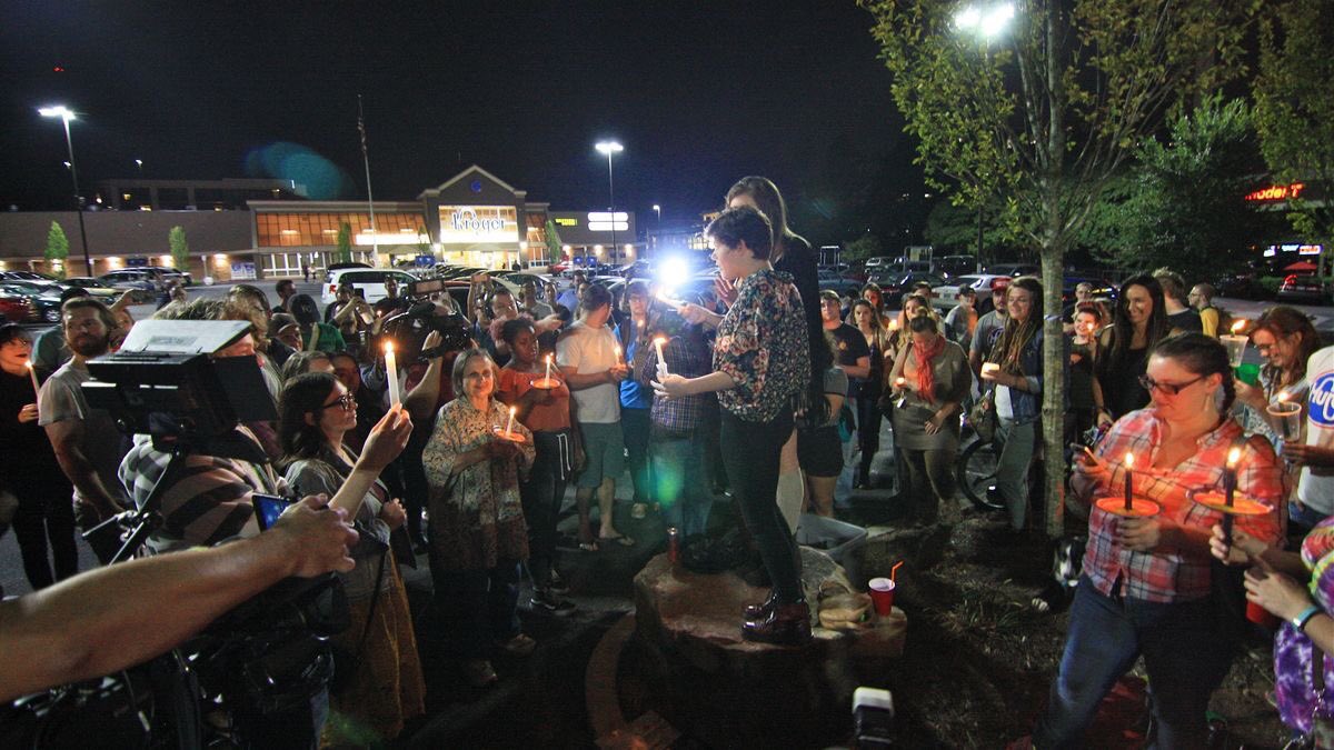 GAFollowers's tweet photo. Over the weekend many people attended a candle light vigil for the closing of 'Murder Kroger' in Atlanta. 😂via @JovitaMoore &amp; @CurbedAtlanta https://t.co/0C3JOudKuf