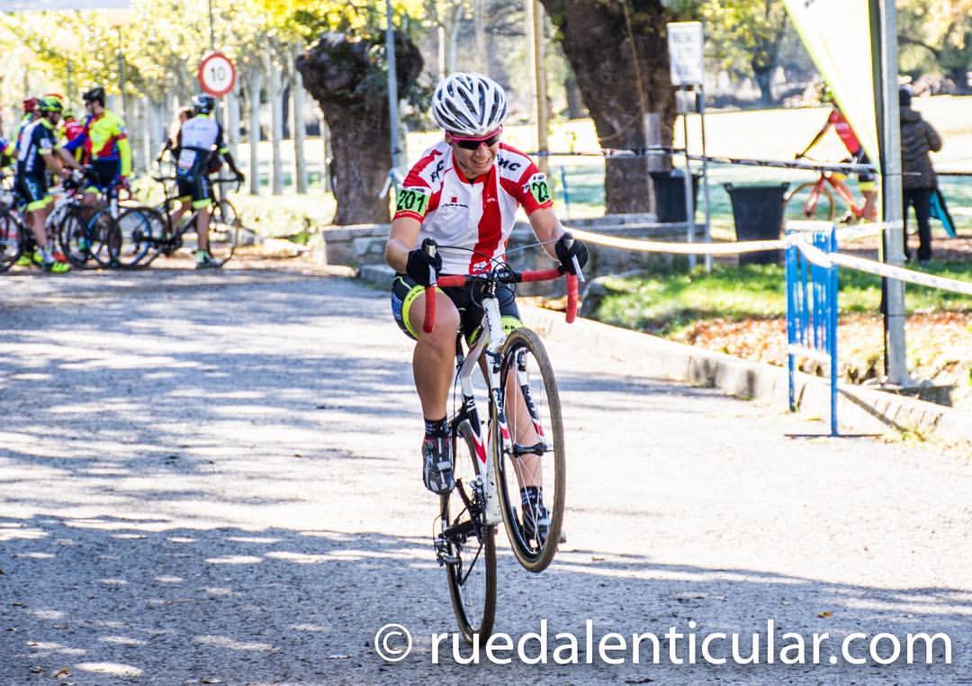 ruedalenticular's tweet photo. @LidiaBarba806 y @jmcristobal69 vencen el II Ciclocross Escorial-Natura https://t.co/qDHMxzIc8s #cx #cxescorial https://t.co/QXGqhyokJl