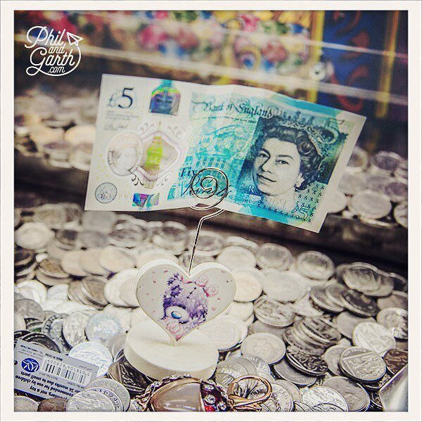 philandgarth's tweet image. The prize in the pushers!  Britain's new plastic £5 note!  #amusements #fivepoundnote #bla… ift.tt/2eXs5aE