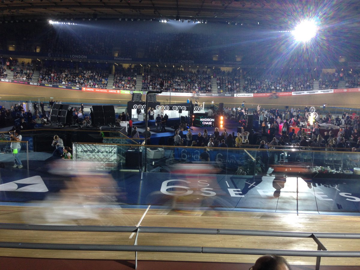 MalojaPushbiker's tweet photo. Final #chase at London @sixdaycycling is on ... Speed speed speed #sixdays #london6 https://t.co/eGqrLi5zJX