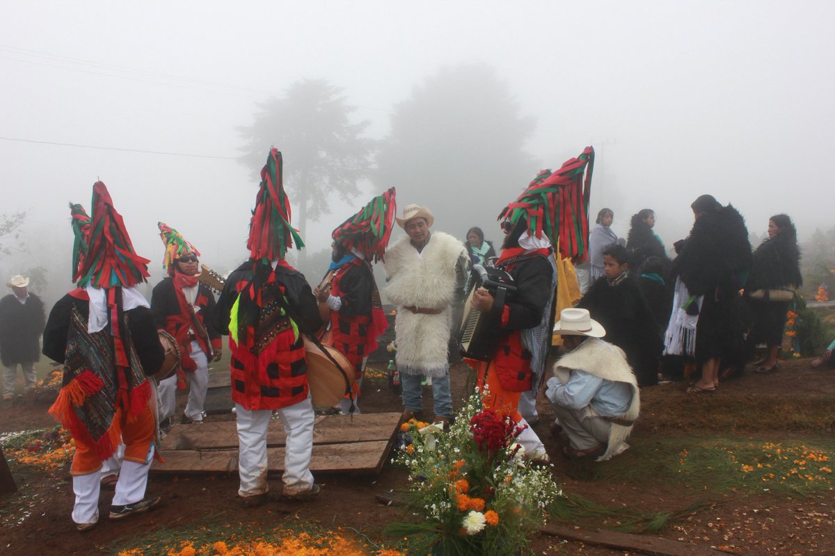 eliseolopez100's tweet photo. 2 dias para #DiaDeMuertos #Romerillo #SanJuanChamula #chiapas2016 #posh #maxes https://t.co/qRpY5p2zSM