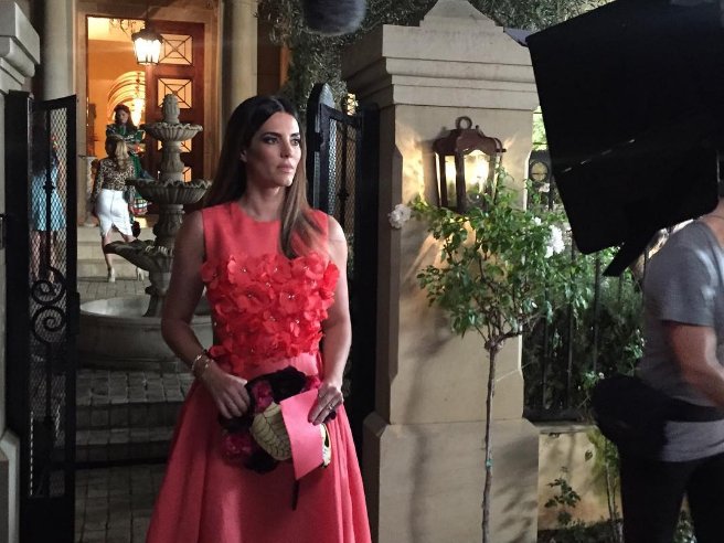 GabyEspinoMcbo's tweet photo. Felicidades a nuestra @gabyespino por este grandioso personaje! en un break del rodaje de @hematadoamimarido 🎥🎥🎥 #Hollywood #HMAMM. https://t.co/oZ8NZUpnPq