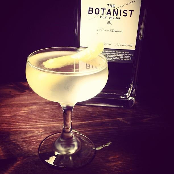housebotanicals's tweet photo. Alaska
60ml Botanist Gin
15ml Yellow Chartreuse
3 Dashes #SpanishBitters
Stir / Chilled cocktail glass / Fresh lemon zest https://t.co/P4hXcjQ5mg