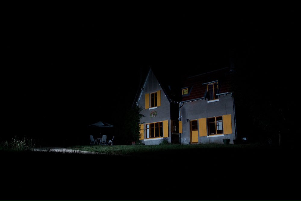 Een paar lampen laten branden werkt preventief. Bij welke woning zal een inbreker sneller zijn slag slaan? #verlichtingwerktpreventief