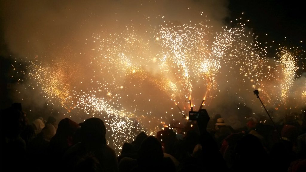 descobrimgirona's tweet photo. Una foto que ens envien de #FiresDeGirona i ens encanta! 💥🔥💥 #Girona #DescobrimGirona #Fires2016 #DiablesDelOnyar https://t.co/zLbMCXFKQ5