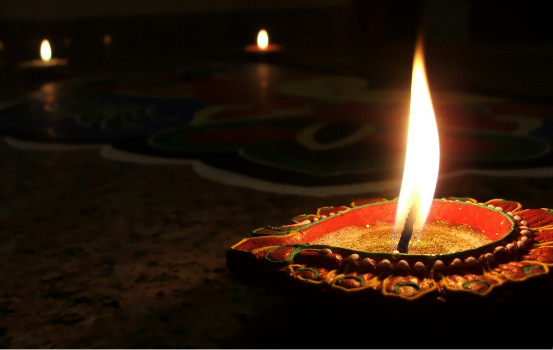 Brillskymedia's tweet photo. Happy Diwali to @DiyaMarketing and Tiny Mom and Dad! Wishing you love and peace. #SideHugs

(📷 Abhinaba Basu Creative Commons) https://t.co/MlszNahXav