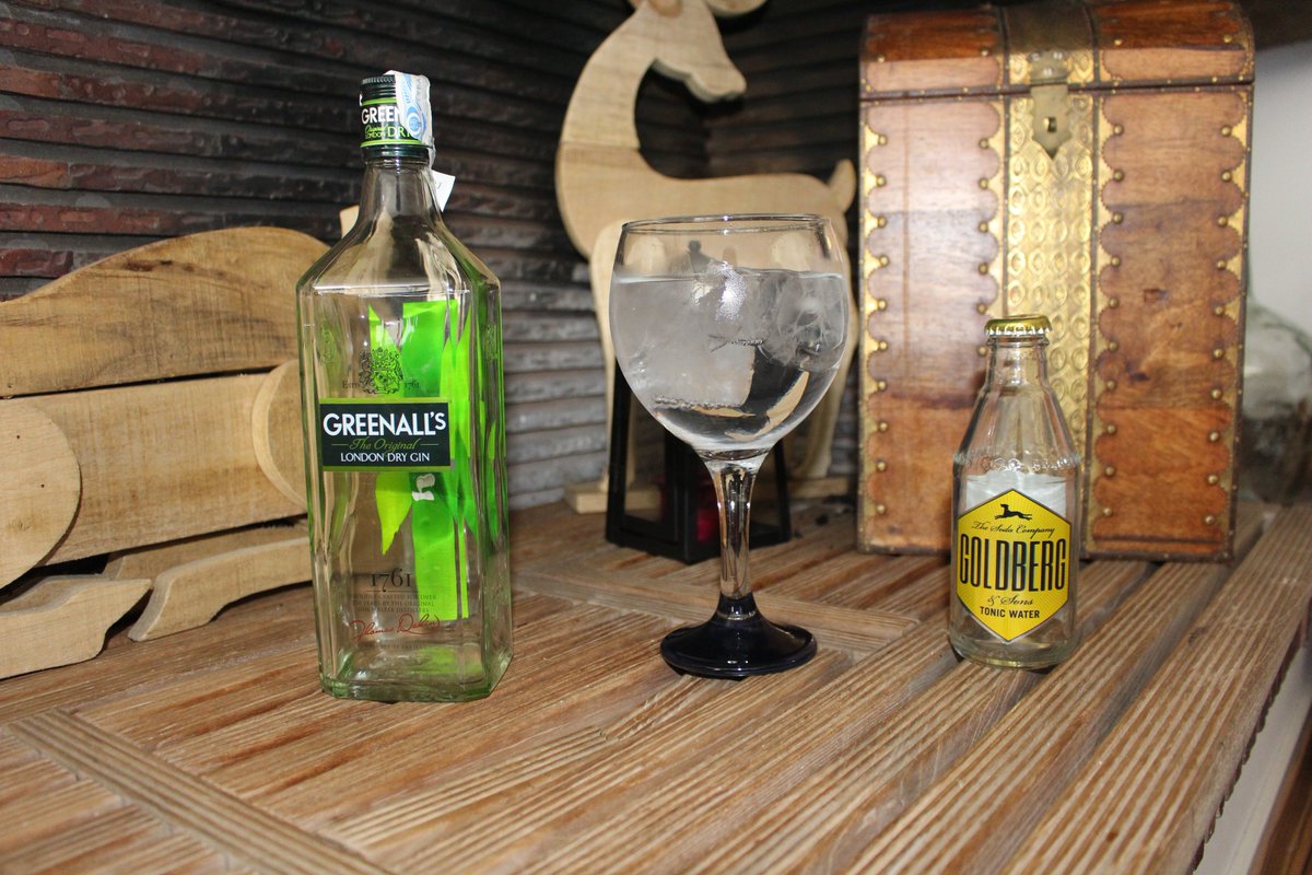 SlowGourmet's tweet photo. Tarde de domingo otoñal con amigos y disfrutando de un #gintonic de @greenallsgin y @GOLDBERGsodas Un toque diferente #TheGinCollection https://t.co/4xVMCAomTY