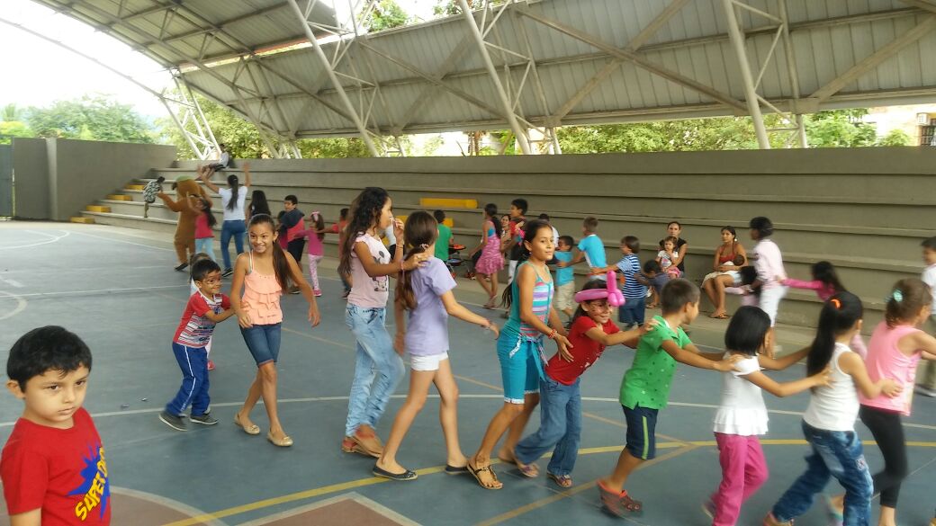 IdryYopal's tweet photo. El IDRY también se divierte con los niños en el Barrio Nuevo Hábitat 2 https://t.co/ftD69tgYA1