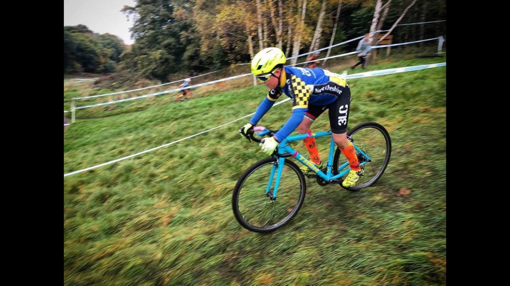 SegGrimshaw's tweet photo. @nwcyclecoaching #pumpkinsocks #CX https://t.co/1nlASw5kHX