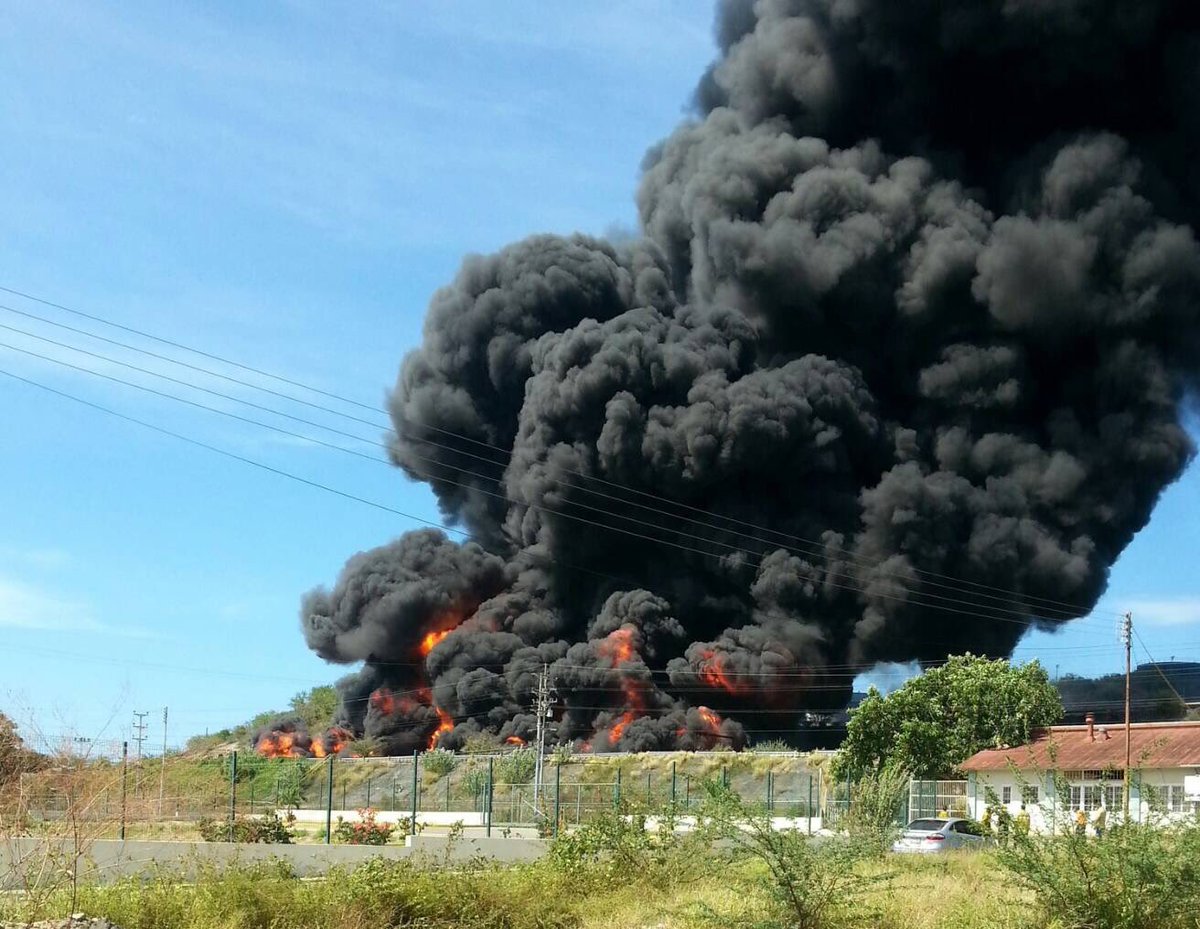 AlbertNavarre's tweet photo. ¡DESCOMUNAL INCENDIO EN REFINERÍA PDVSA DE ANZOÁTEGUI #GUARAGUAO #30OCT16!! https://t.co/T5SuZVMatQ
